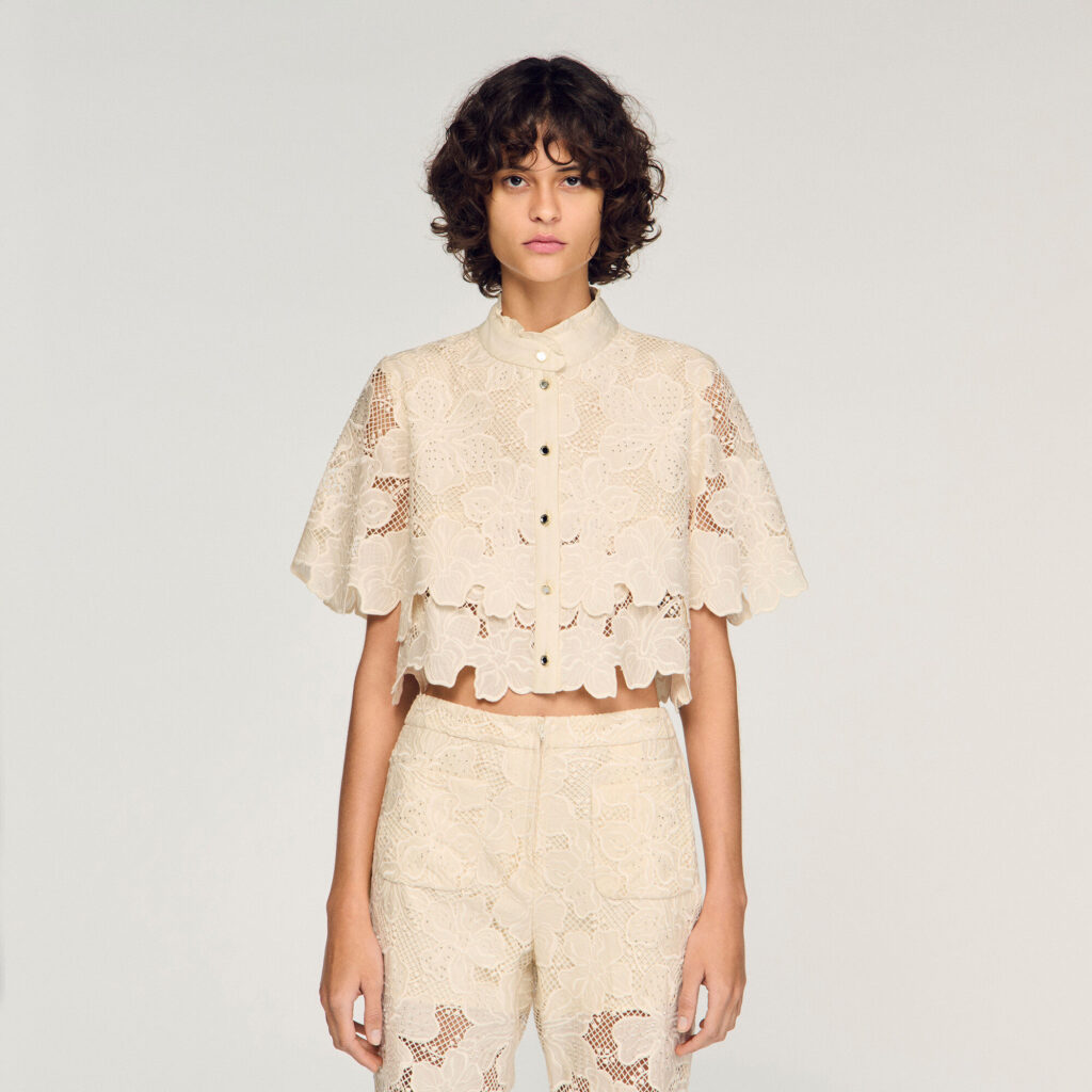 Chemise courte en guipure florale