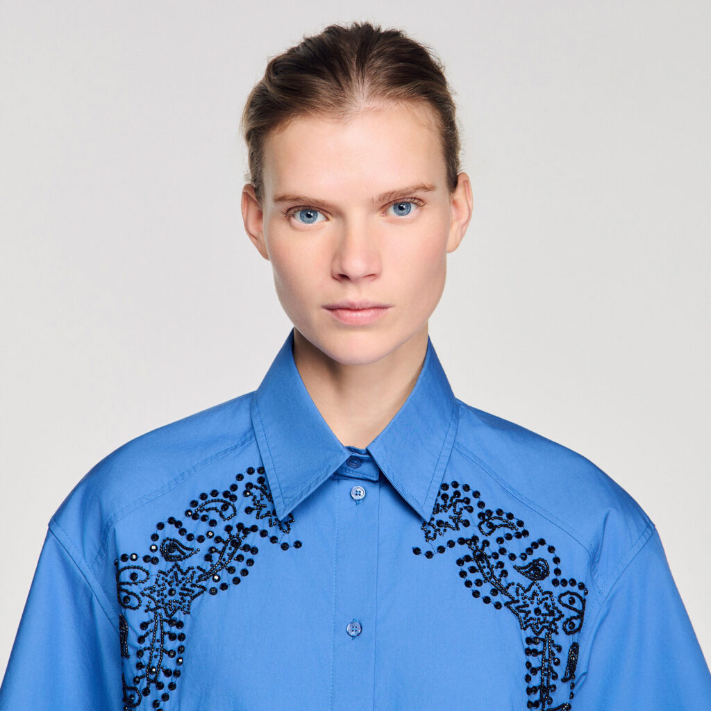 Chemise brodée et perlée