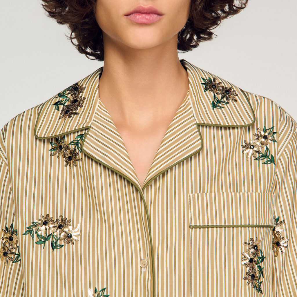 Chemise à rayures et fleurs brodées