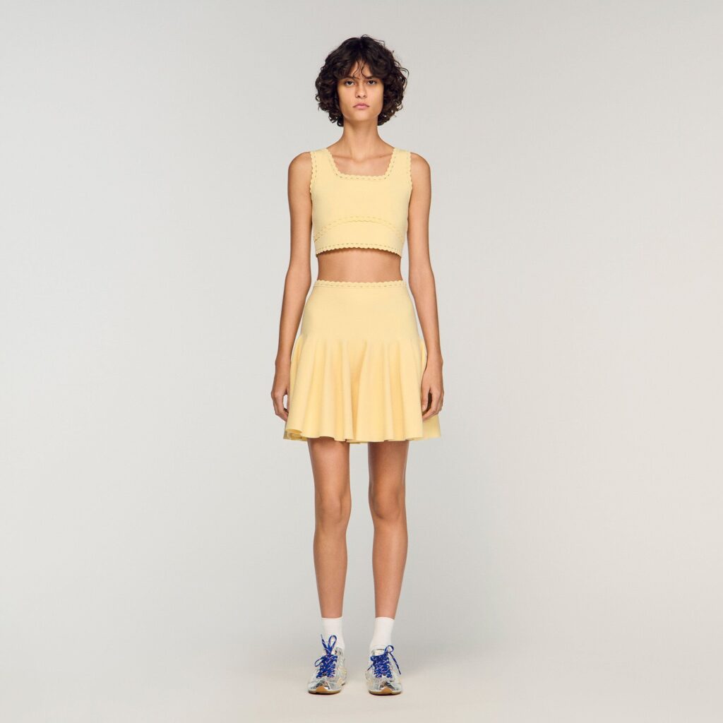 Jupe courte en maille patineuse