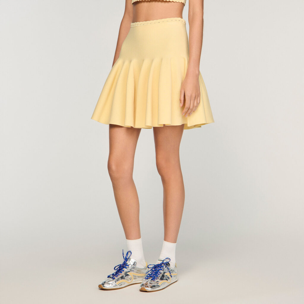 Jupe courte en maille patineuse