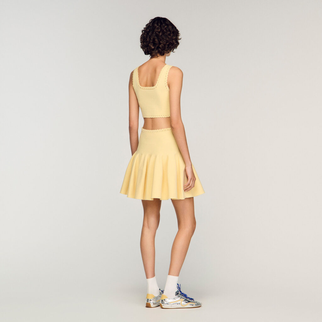 Jupe courte en maille patineuse