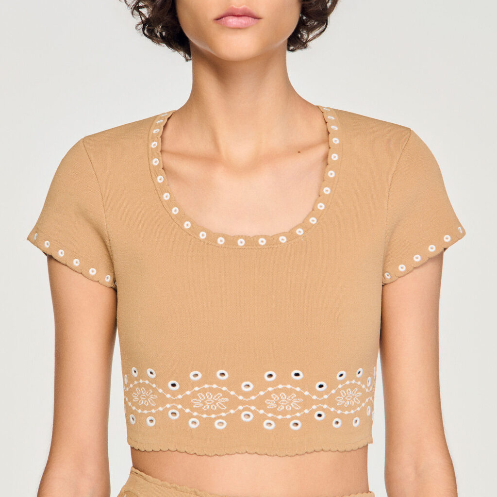 Pull à broderie contrastée