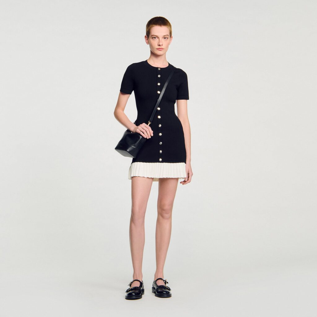 Robe courte en maille à volant