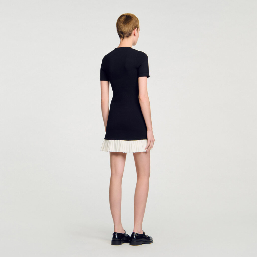 Robe courte en maille à volant