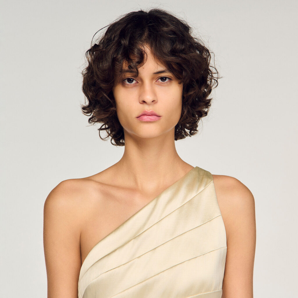 Robe courte satinée à découpes