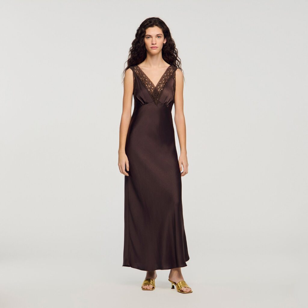 Robe longue à col dentelle