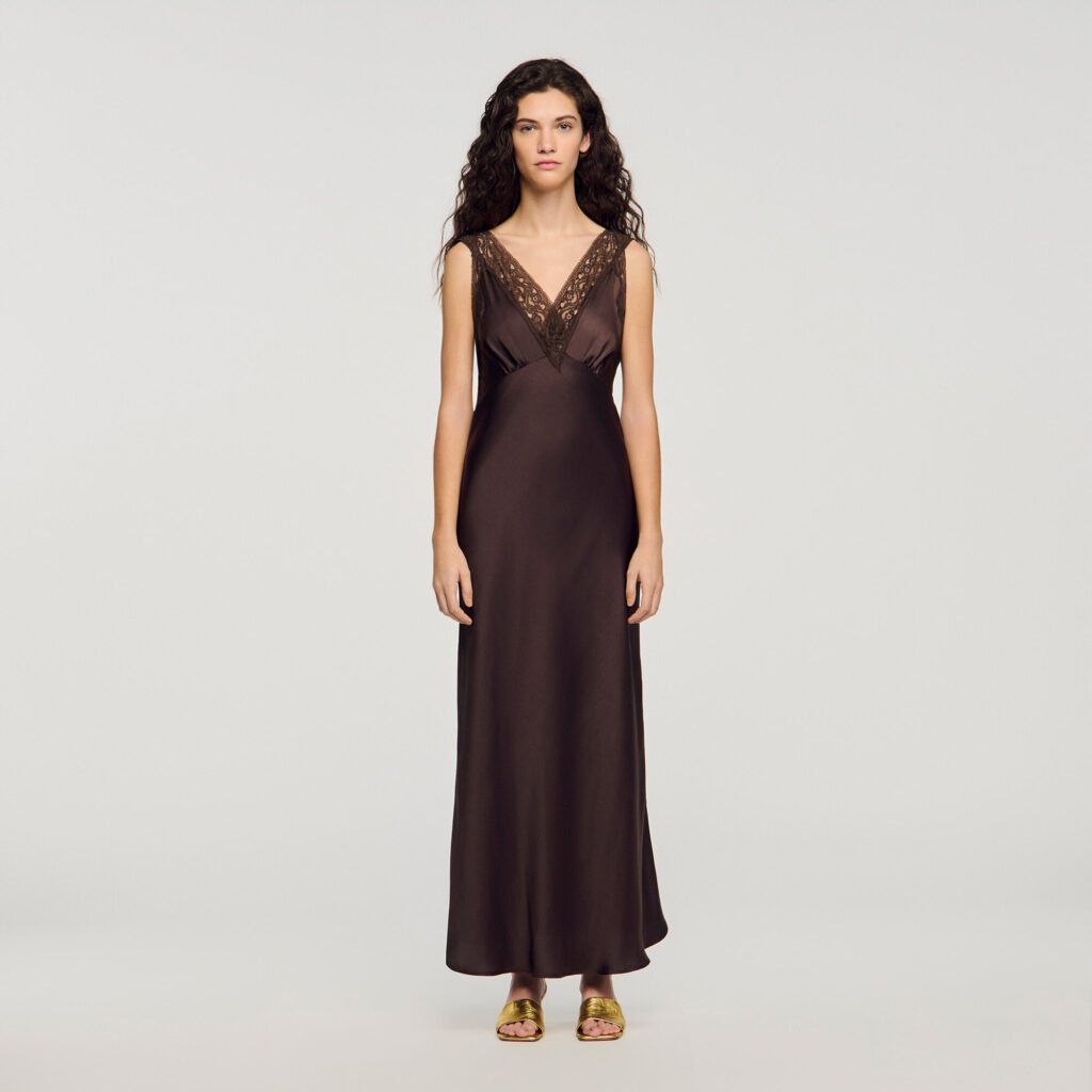 Robe longue à col dentelle