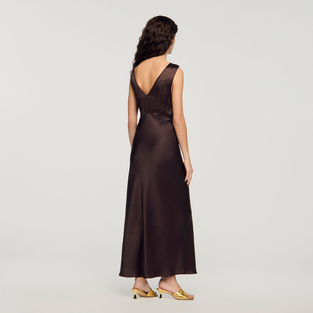 Robe longue à col dentelle