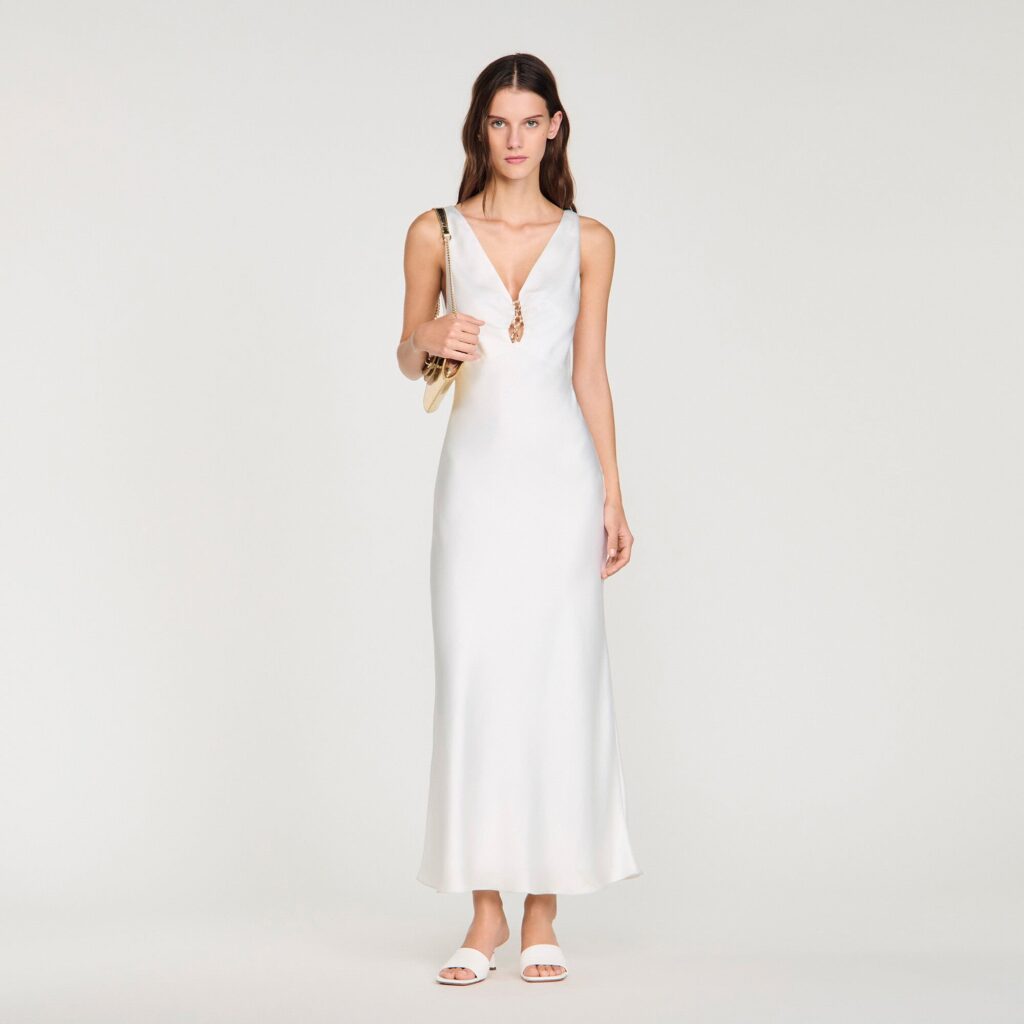 Robe longue satinée à bijou