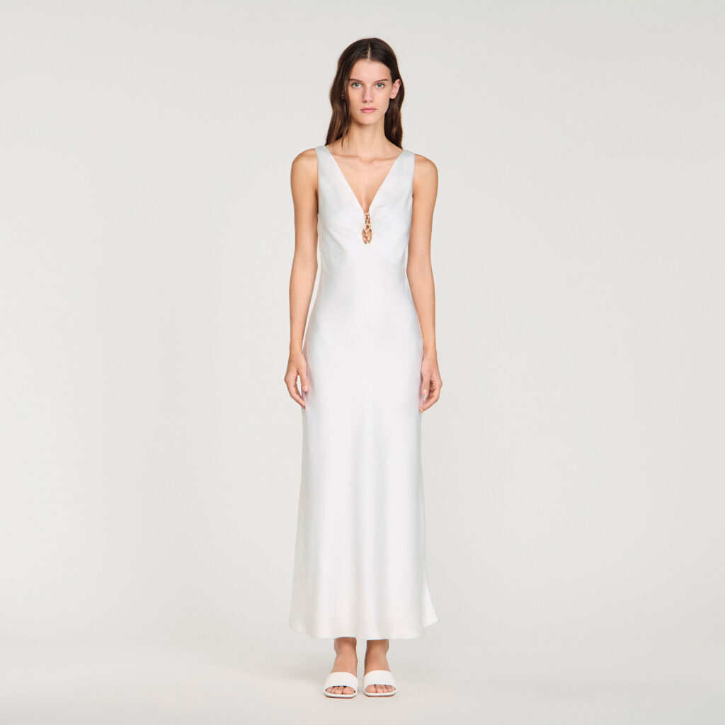 Robe longue satinée à bijou