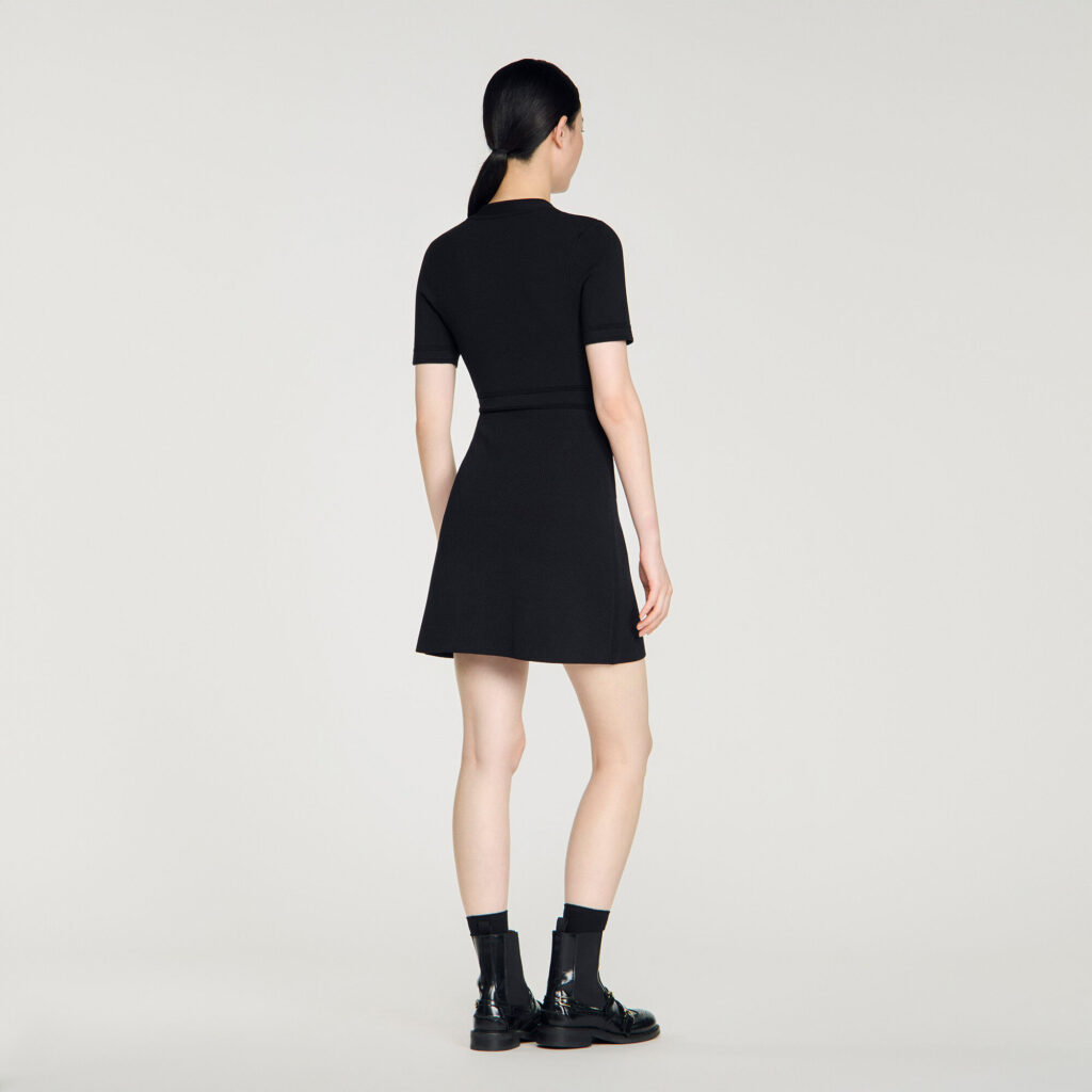 Robe courte en maille boutonnée