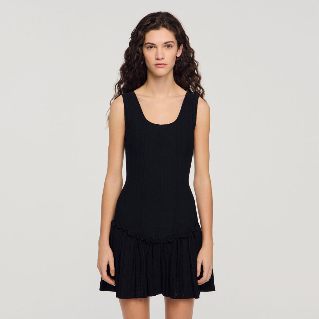 Robe courte en maille à volant