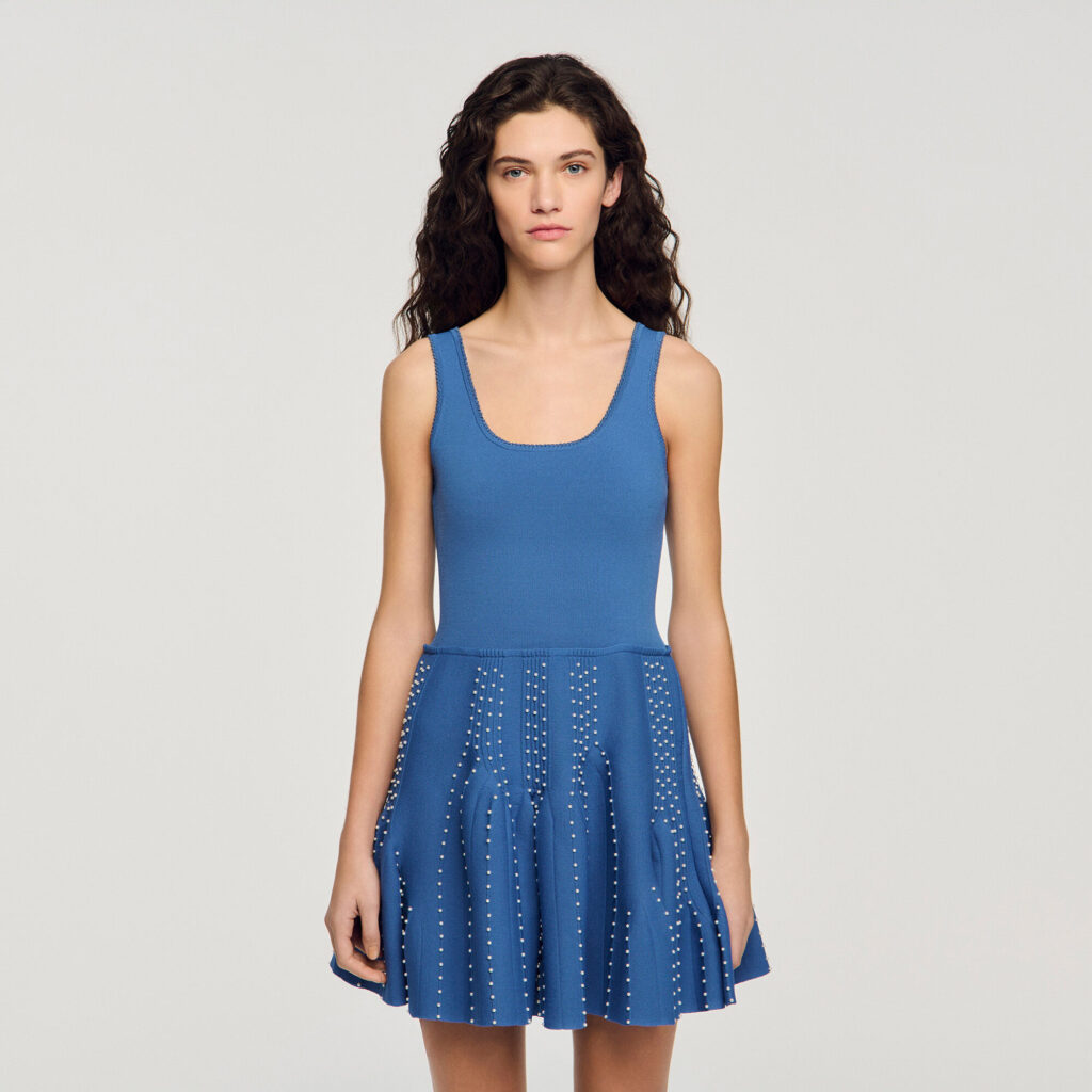 Robe courte en maille perlée