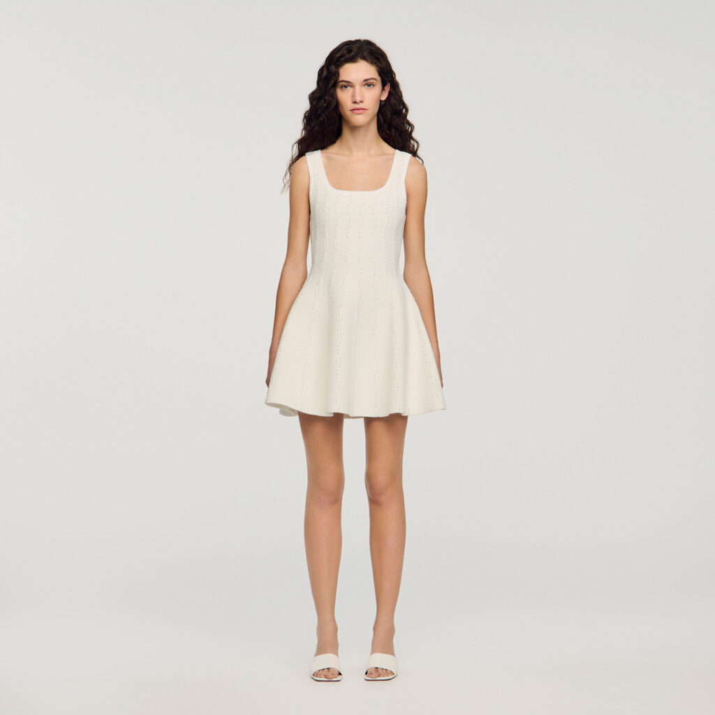 Robe courte en maille perlée