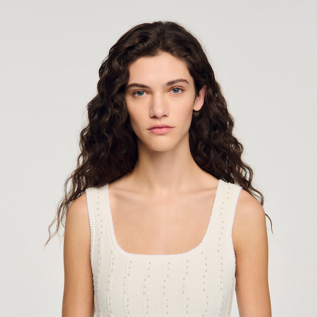 Robe courte en maille perlée