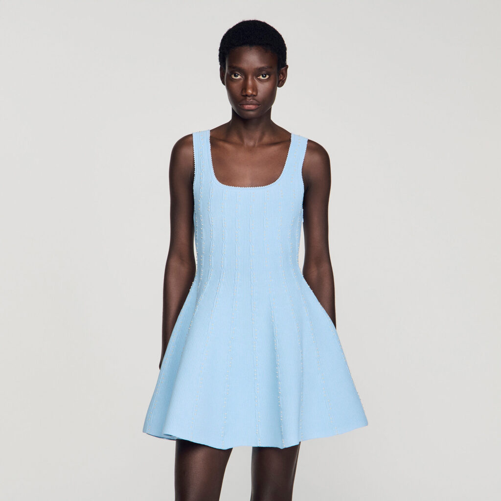 Robe courte en maille perlée