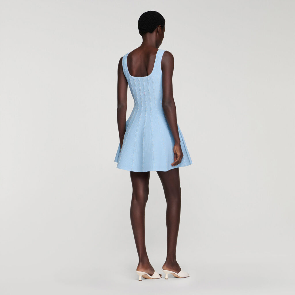 Robe courte en maille perlée