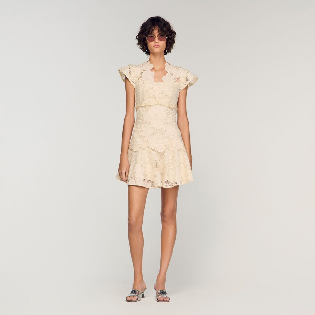Robe courte en guipure