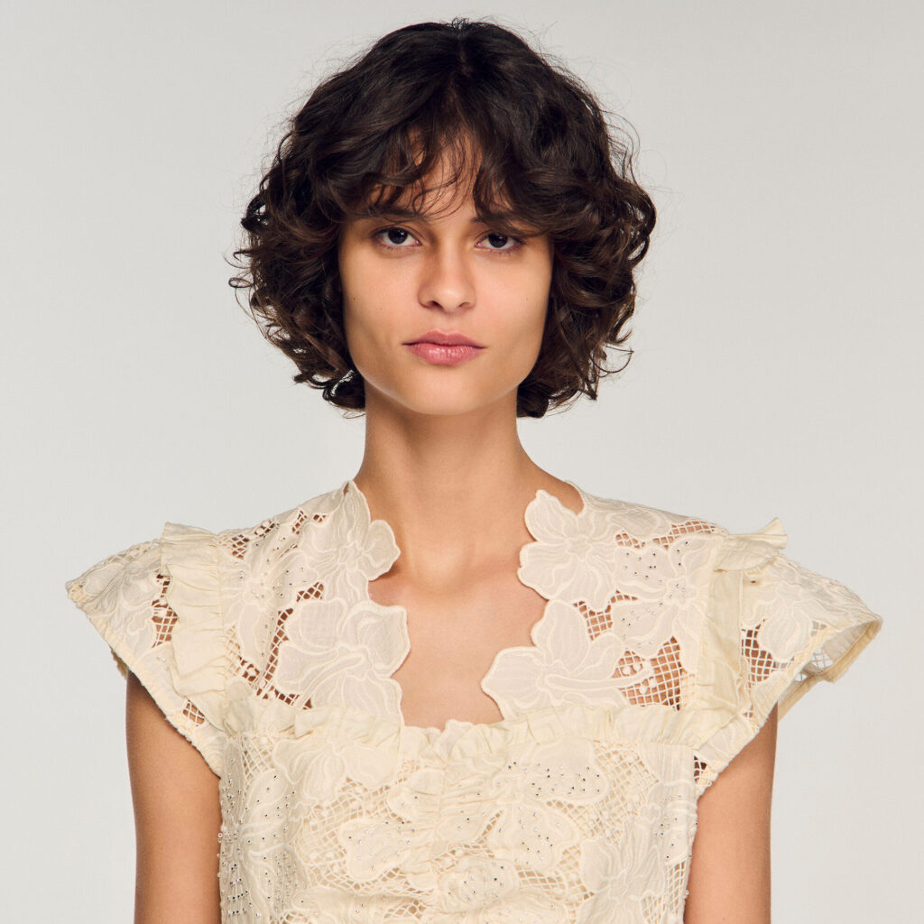 Robe courte en guipure