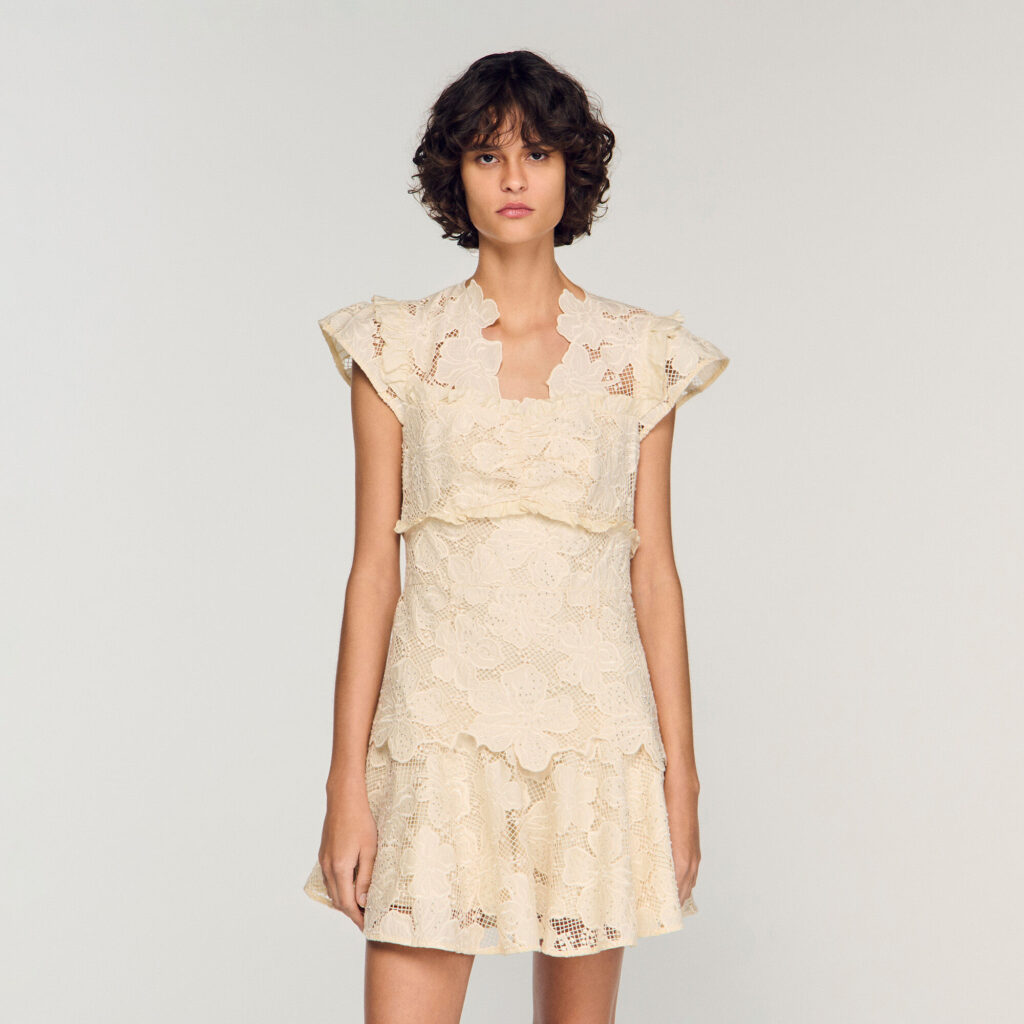 Robe courte en guipure