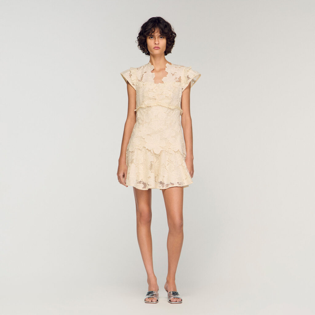 Robe courte en guipure