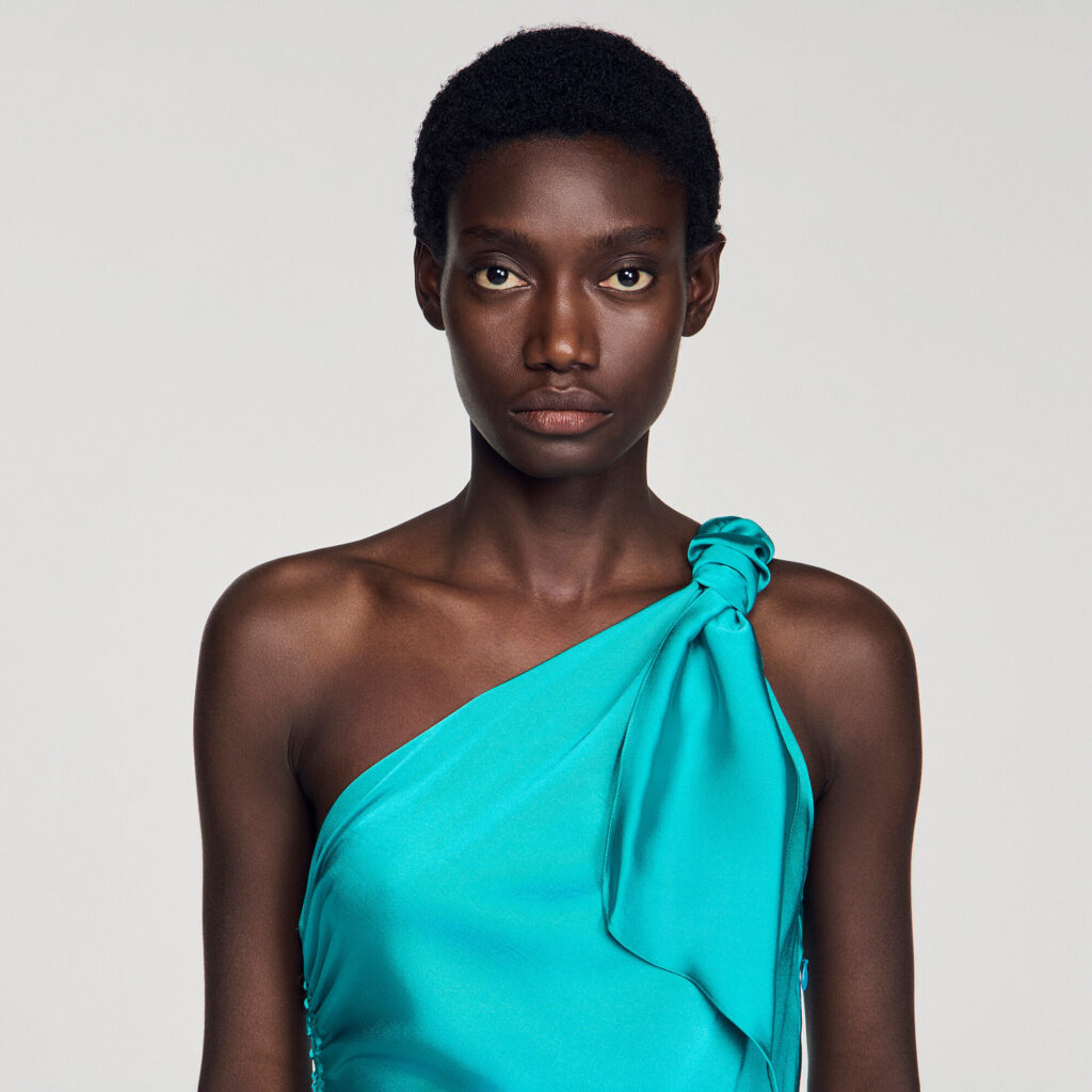 Robe longue satinée à nœud