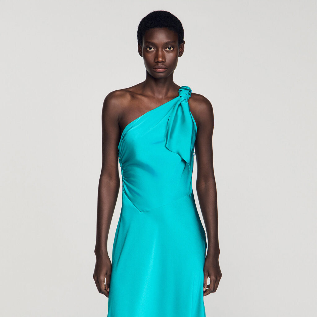 Robe longue satinée à nœud