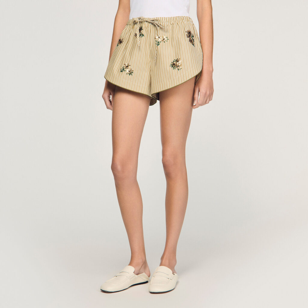 Short à rayures et fleurs brodées
