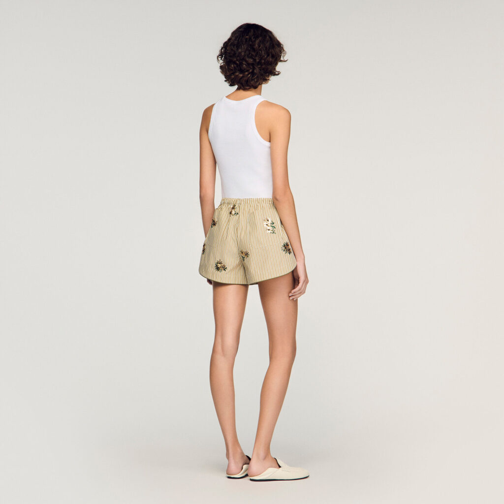 Short à rayures et fleurs brodées