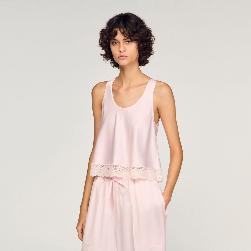 Top satiné orné de dentelle