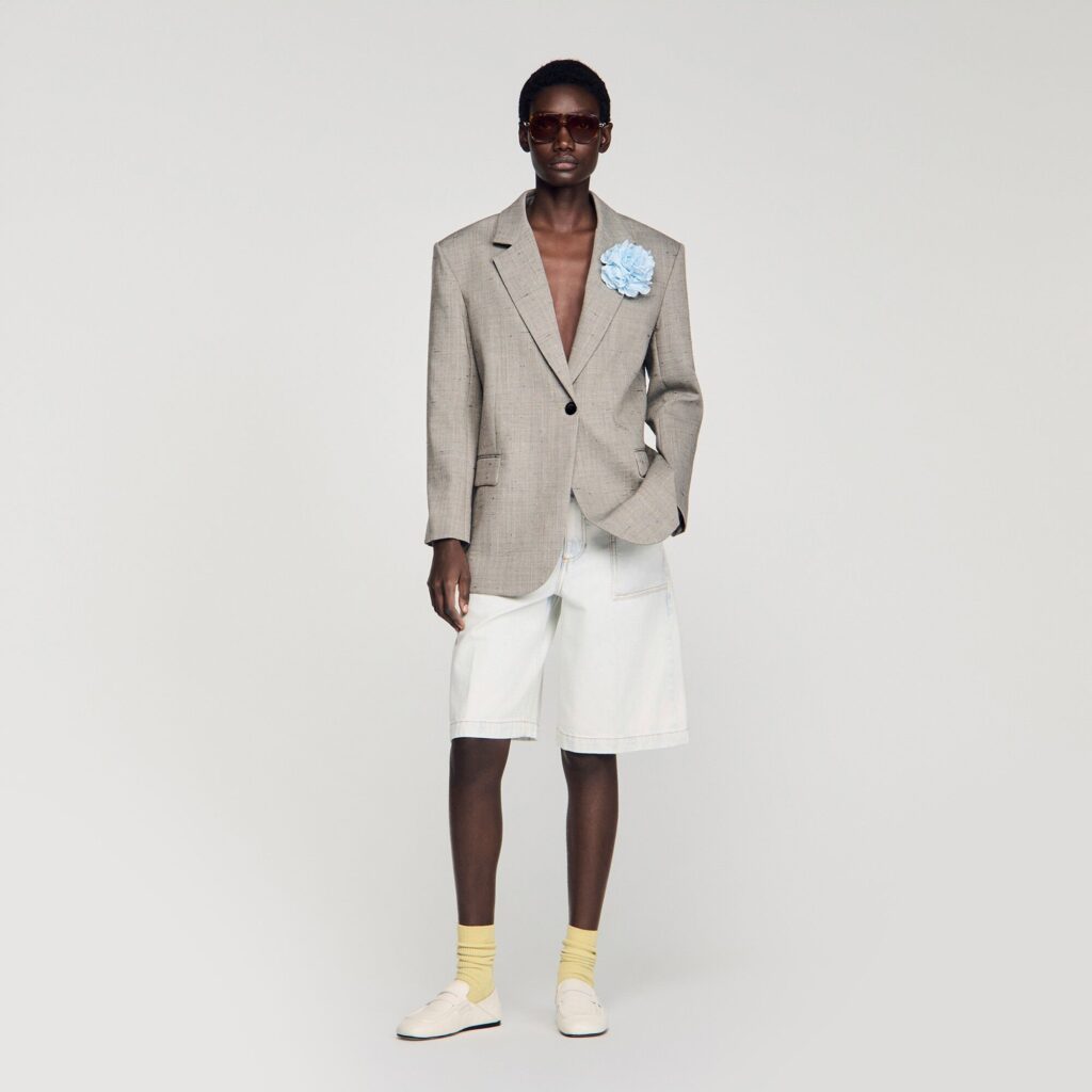 Veste en laine à carreaux et broche