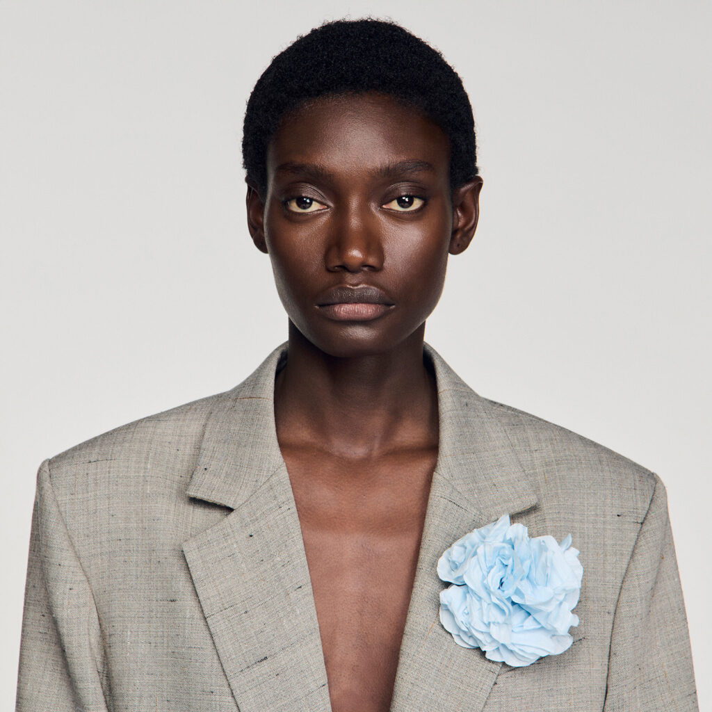 Veste en laine à carreaux et broche