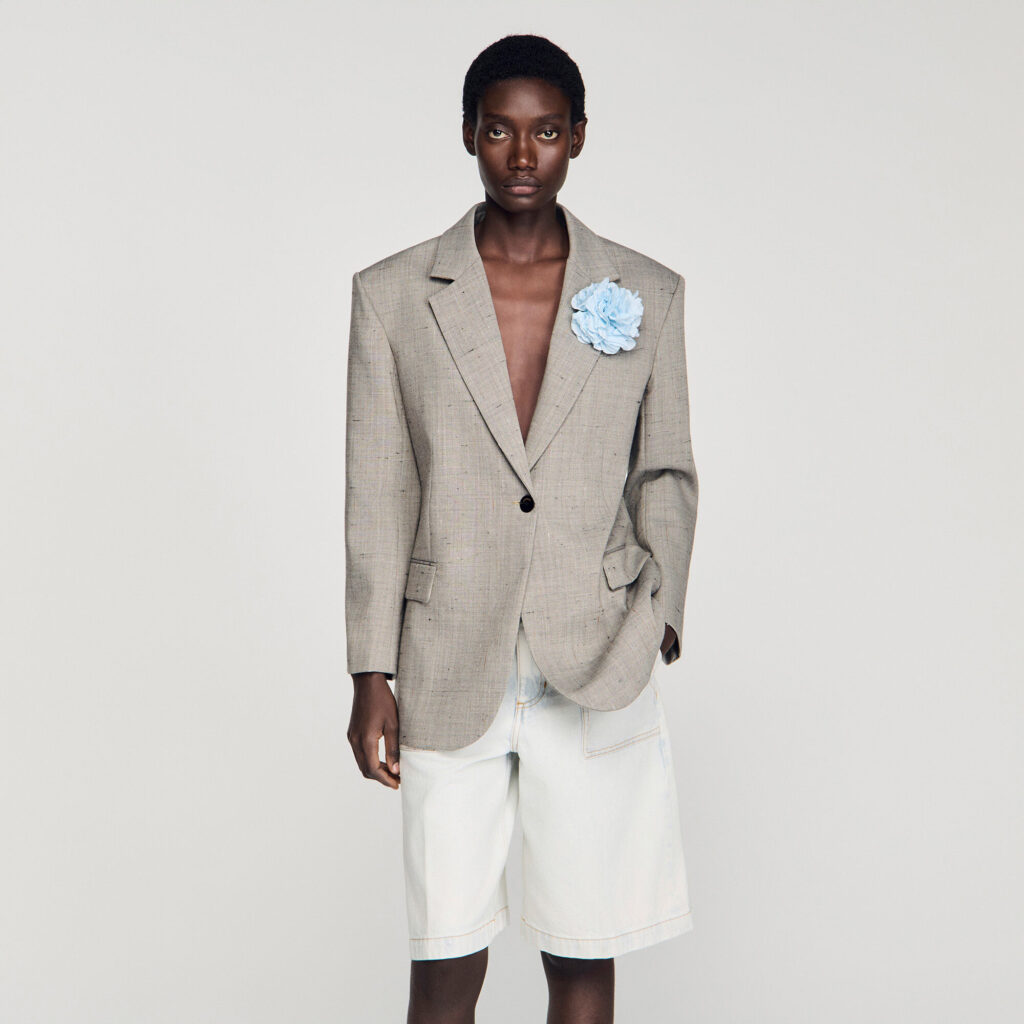 Veste en laine à carreaux et broche