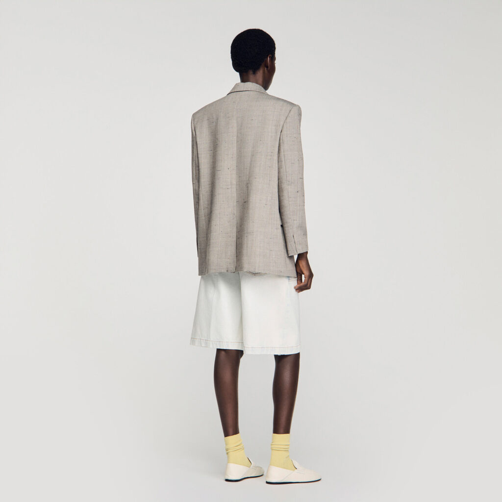 Veste en laine à carreaux et broche