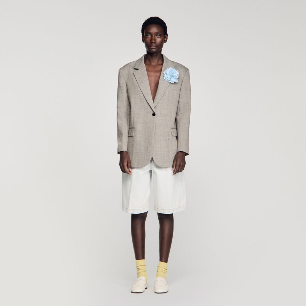 Veste en laine à carreaux et broche